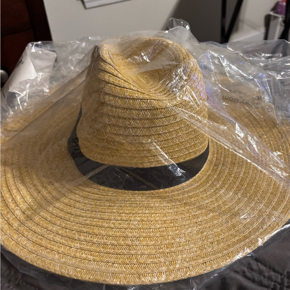 New Kensie brand straw hat with black ribbon.